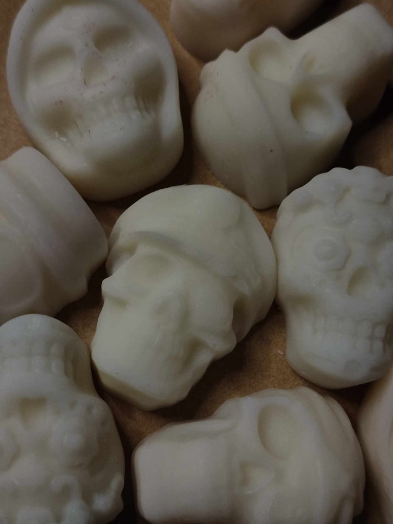 Pleins de fondants blanc en forme de crâne