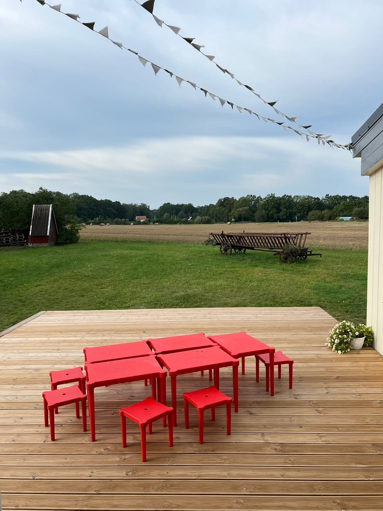 Ugdymosi erdvė ,,Ąžuolynas" lauko terasa