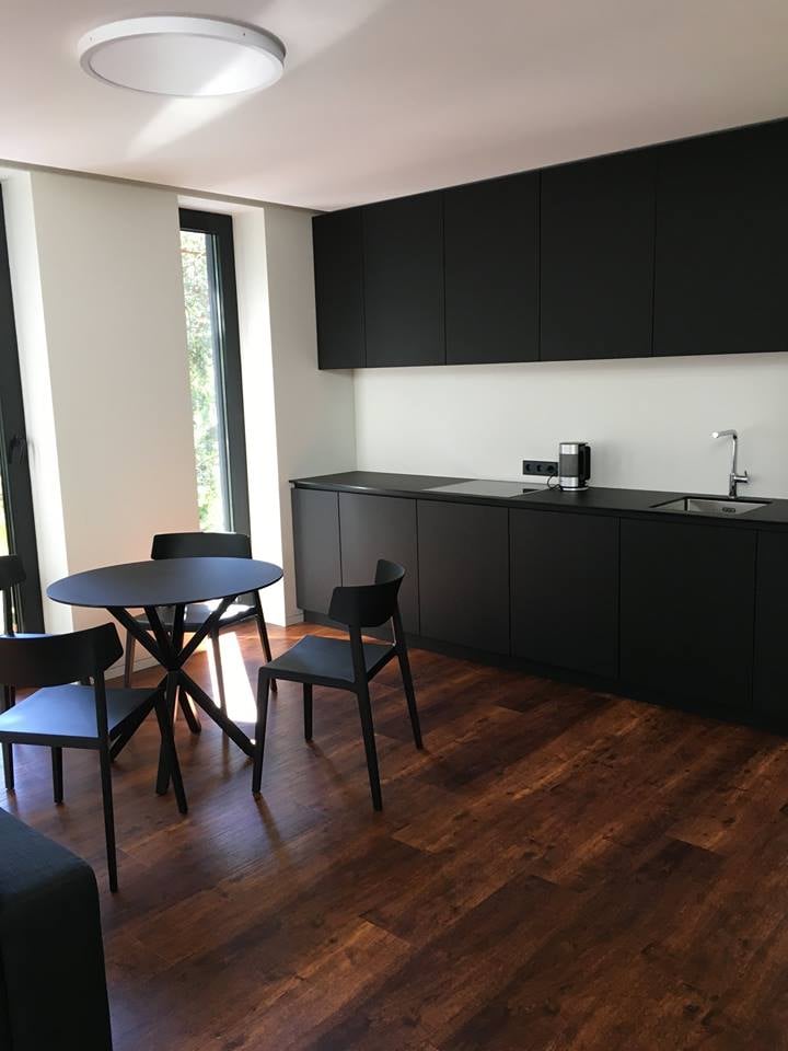 vinijo grindys virtuvėje