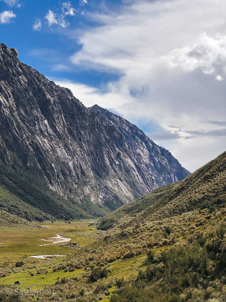 Trailhead to Laguna Tullpacocha in Huaraz