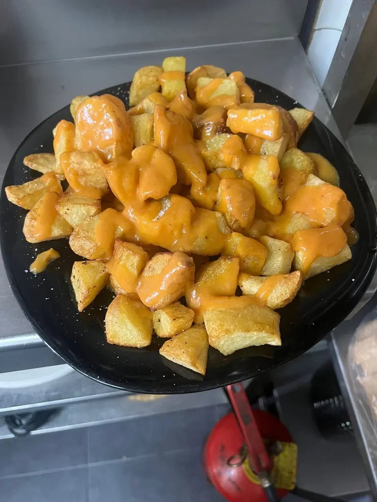 ración de patatas fritas casetas con salsa brava