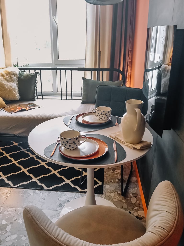 обеденная зона в кухне с ливингом