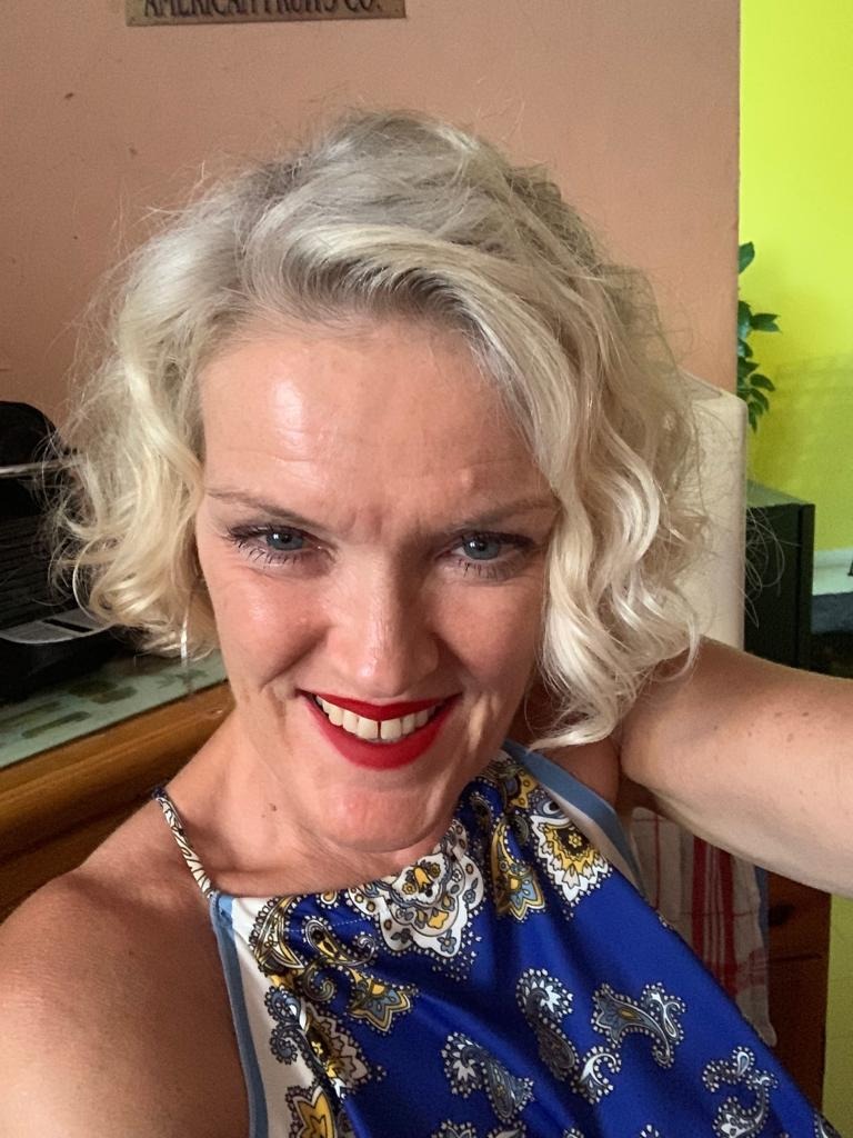 Femme blonde souriante.