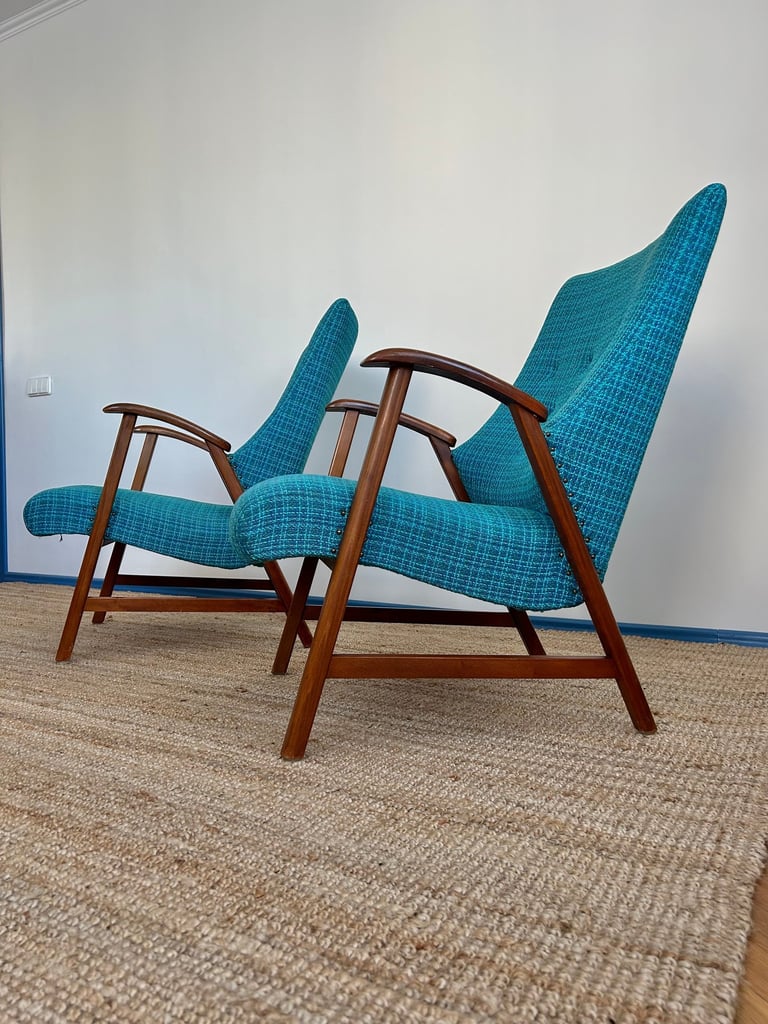 Du Mid Century melyno audinio foteliai