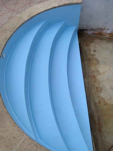 Escalier acrylique bleu rénové par Aquaref Piscine en Nouvelle Aquitaine