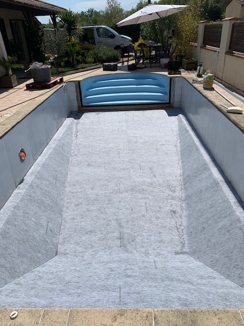 Pose du feutre sous le liner pour une piscine rénovée en Nouvelle Aquitaine