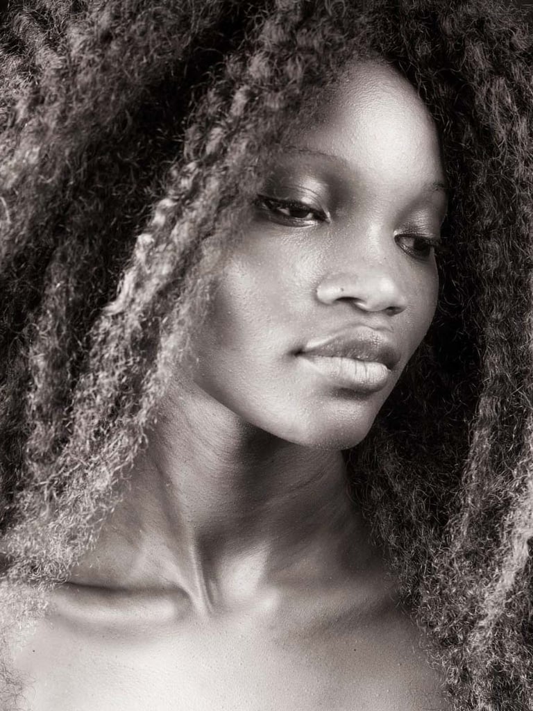 Jeune femme noire mode beauté photo studio