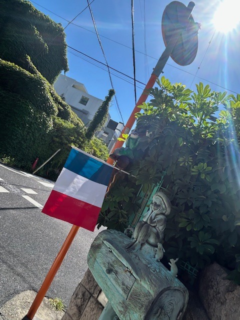 Cours de français à Tokyo, accessibles aux enfants comme aux adultes. Un grand jardin pour les enfan
