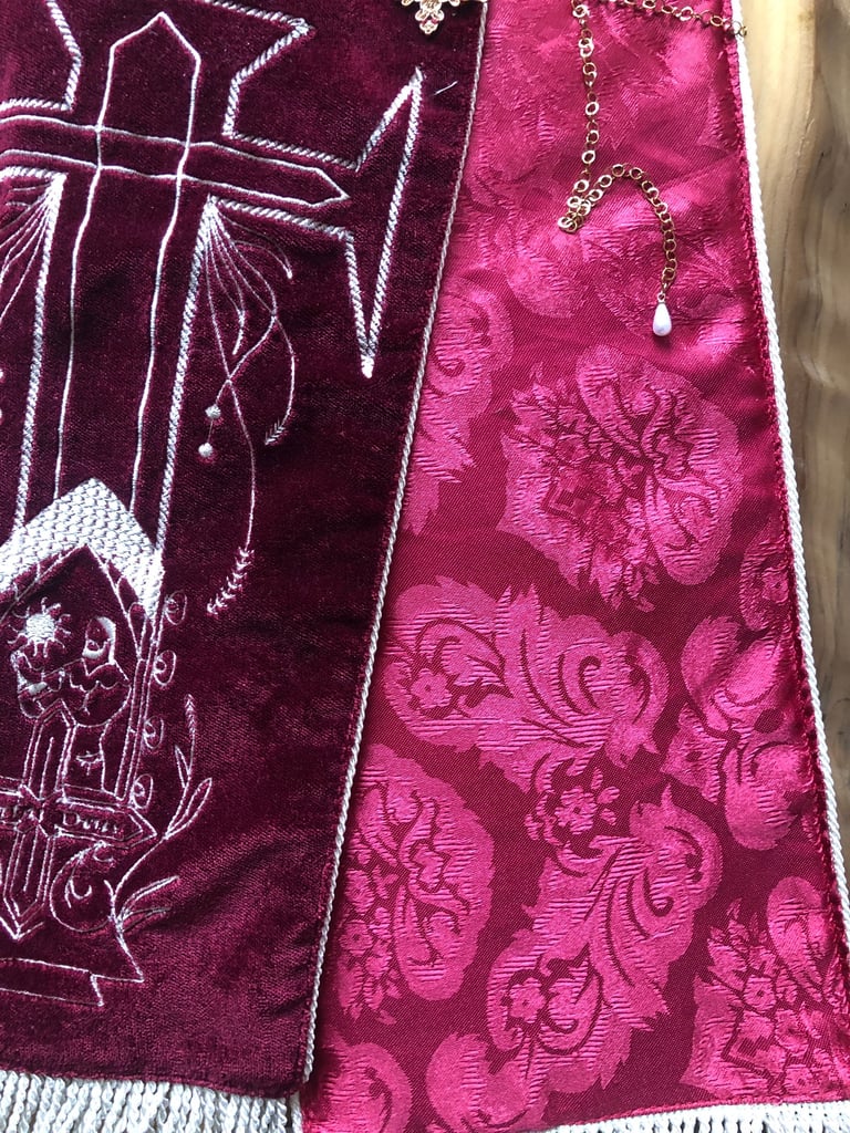 étole de prêtre rouge à la doublure à motifs et aux broderies complexes