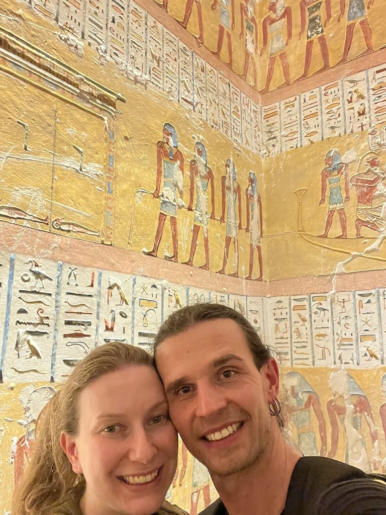 En el Valle de los Reyes en Luxor durante un viaje a Egipto con Hadi, guía egiptólogo que habla español
