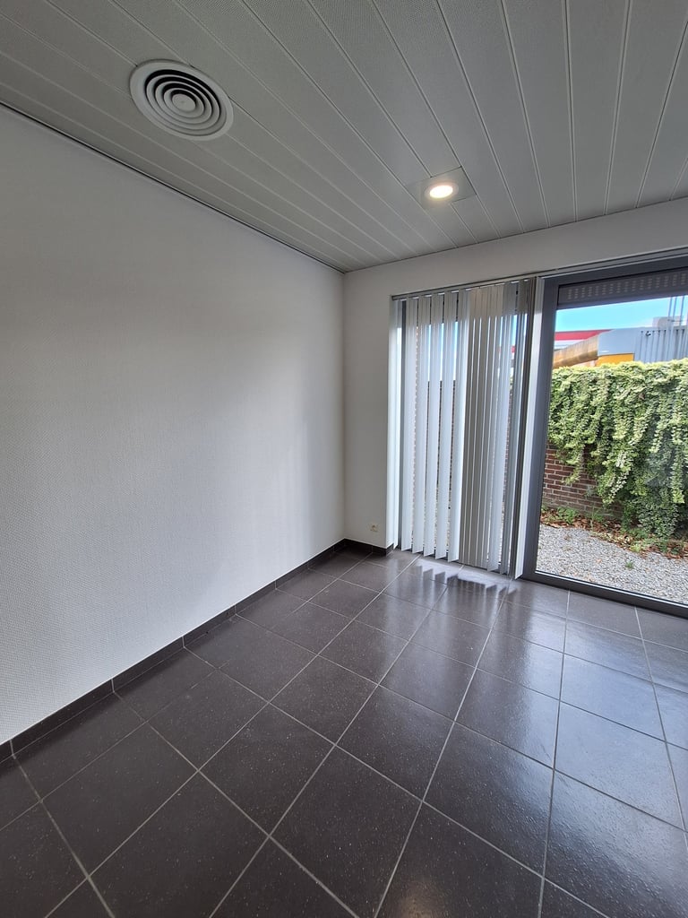 Photo avant transformation du futur coin lecture enfant