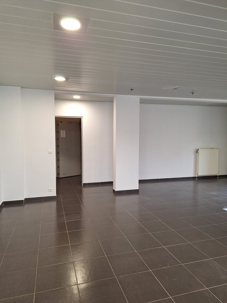 Photo avant transformation du showroom vue vers le futur concept store et coin lecture adulte