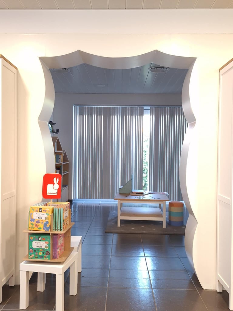 Photo de la transformation du magasin avec vue sur une nouvelle cloison découpée en nuage