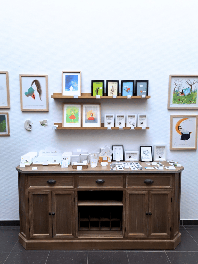 Meuble ancien en bois servant de présentoir avec des étagères murales