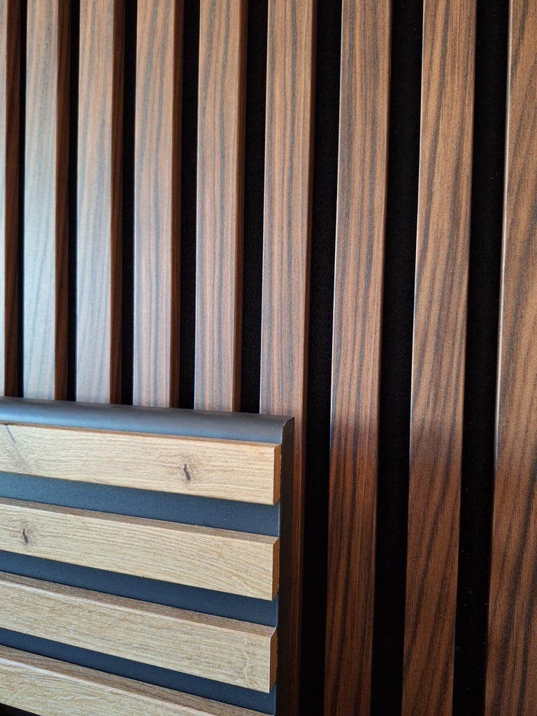 Zoom sur un raccord de panneaux en lattes de bois clair et foncé servant de tête de lit