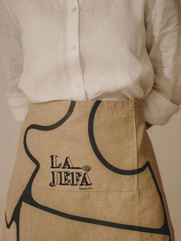 Delantal con logotipo La Jefa Food&Co, diseño de identidad visual en Las Palmas