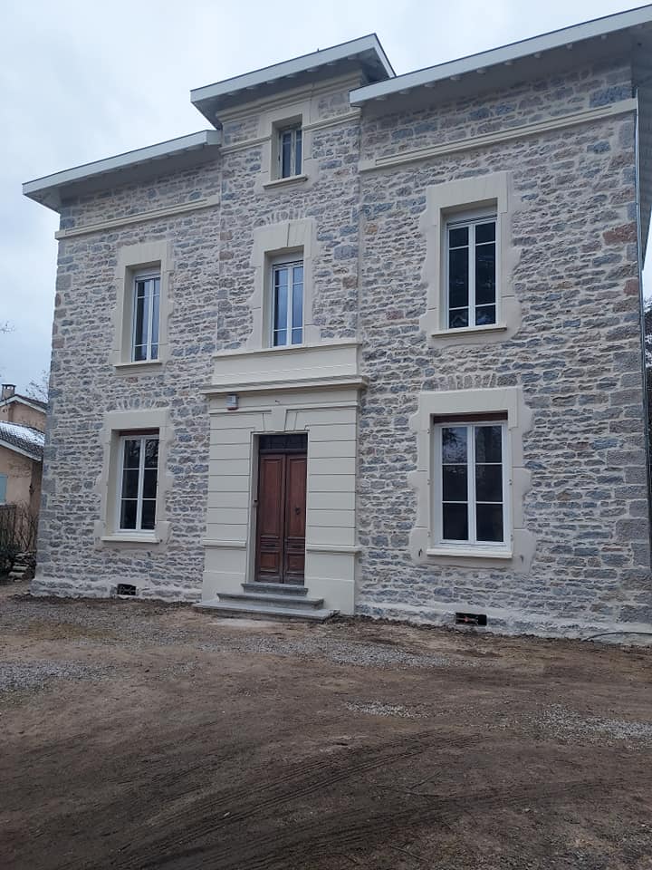 Ravalement façade pierre enduit chaux à Meyrié