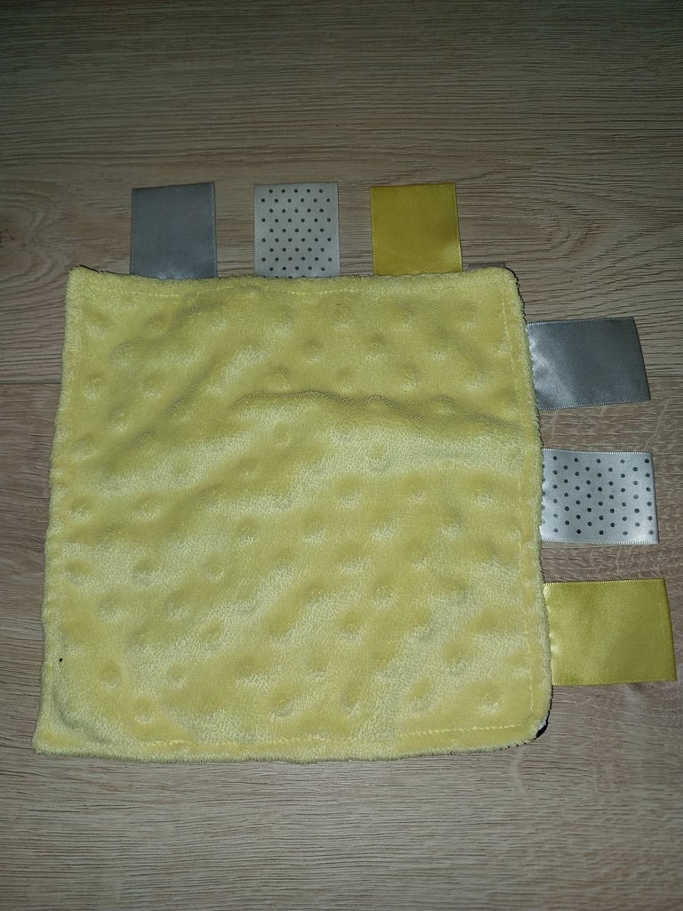 doudou jaune illustrant le nom de l'entreprise de sophie jobbé duval dodo nauje