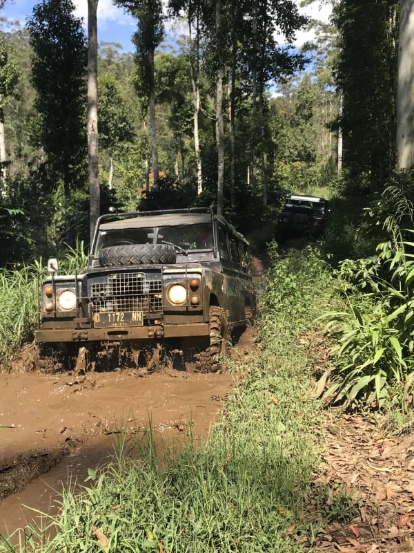 Mobil offroad di jalur Cikole
