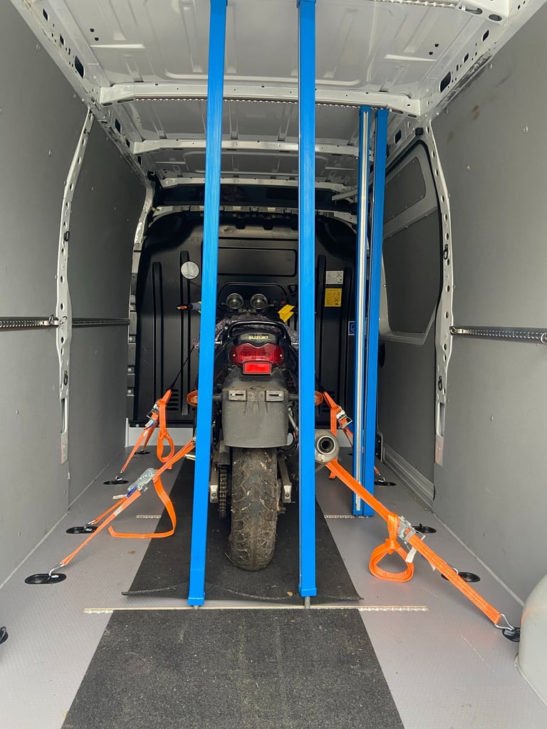 professionelle Sicherung von Motorrad während des Transportes von AHA Transport