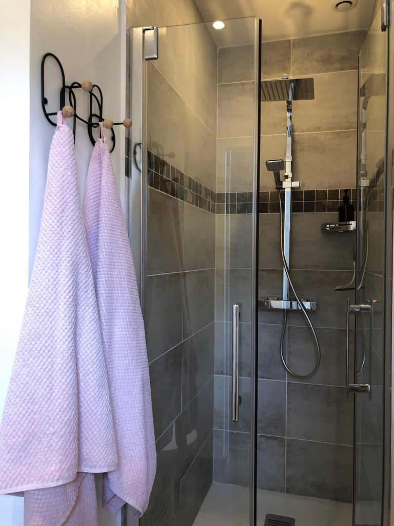 Douche, Chambre d'hôte , Plazac, Périgord, Dordogne, France.