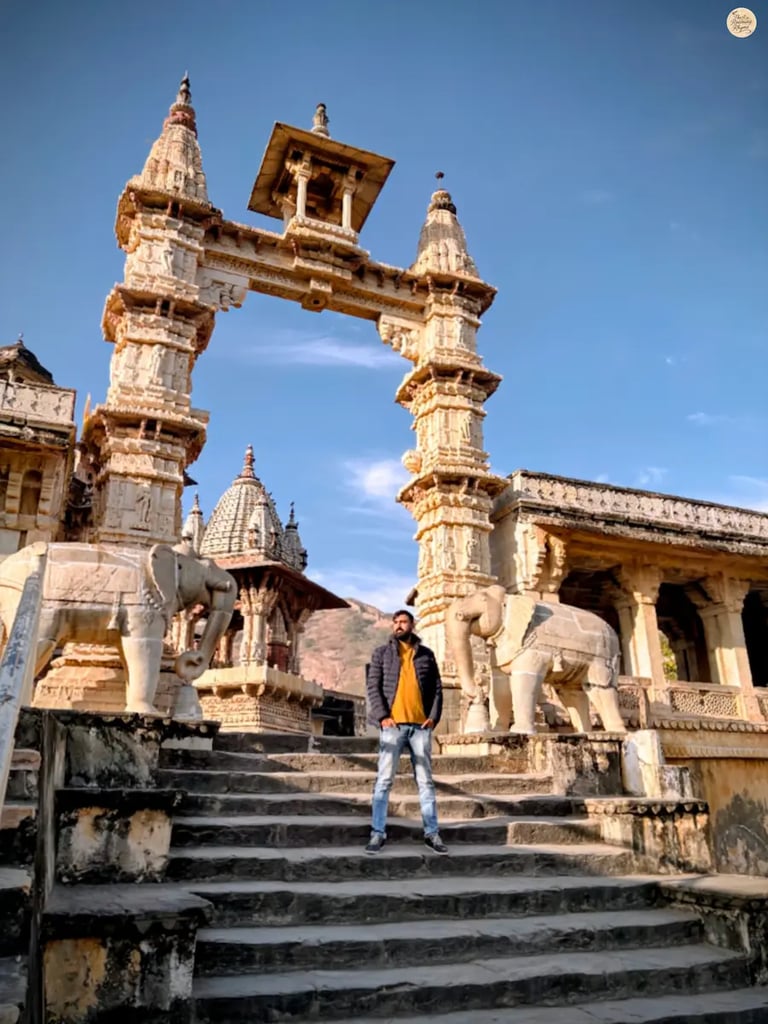 See the beautiful entrance archway of Jagat Shiromani Temple in Jaipur, known for its detailed Rajput architecture.