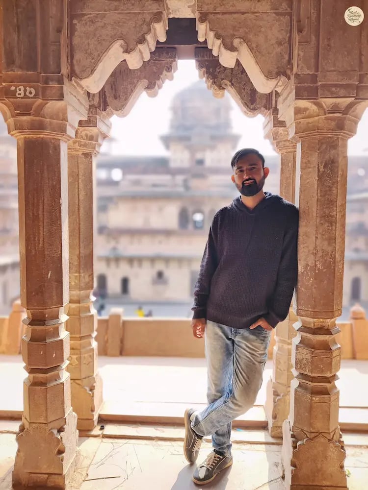 Arches of the grand courtyard in Jahangir Mahal, Orchha.