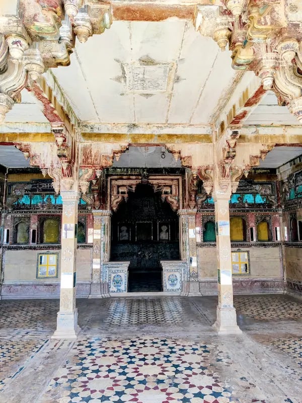 Phool Mahal in Bundi,showcasing floral frescoes, mirror work, and intricate arches that reflect the grandeur of Rajput art.