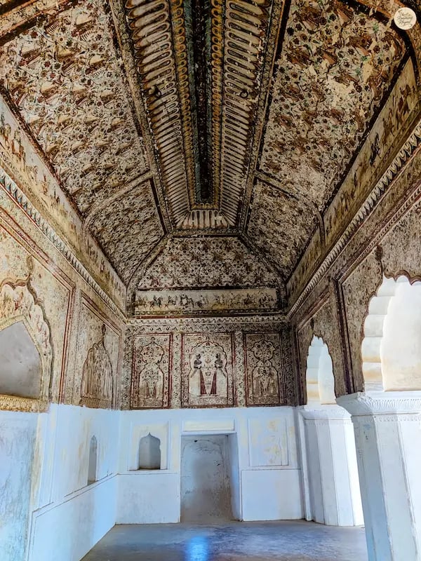 Fresco-adorned ceiling in the courtyard of Raja Mahal, Orchha.