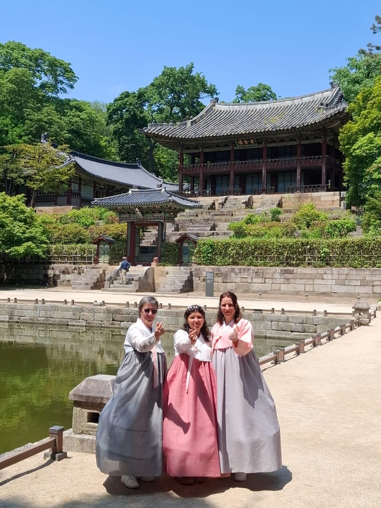 Visite d’un palais traditionnel à Séoul avec mes stagiaires en hanbok devant un bâtiment historique