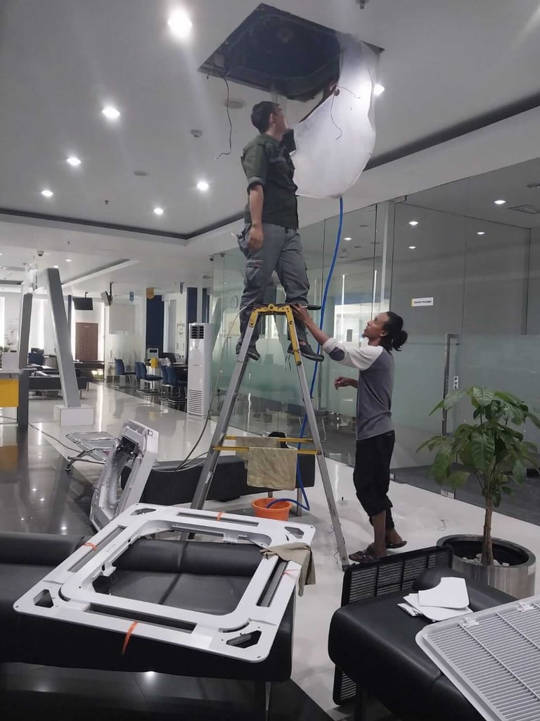 service ac di jogja 24 jam terdekat sedang proses service ac di dalam ruangan hotel