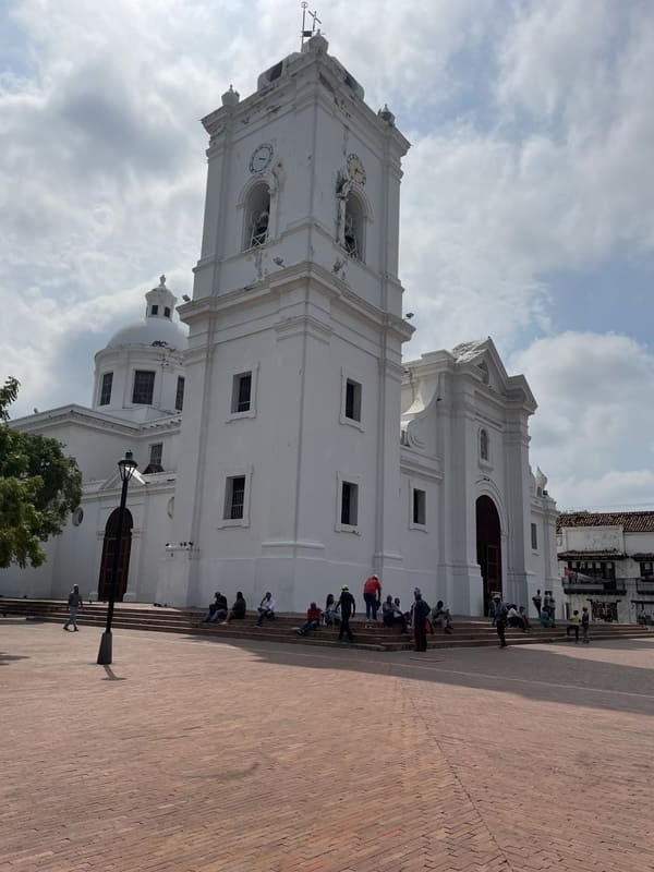 Die weiße koloniale Fassade der Kathedrale von Santa Marta in Kolumbien mit einem hohen Glockenturm