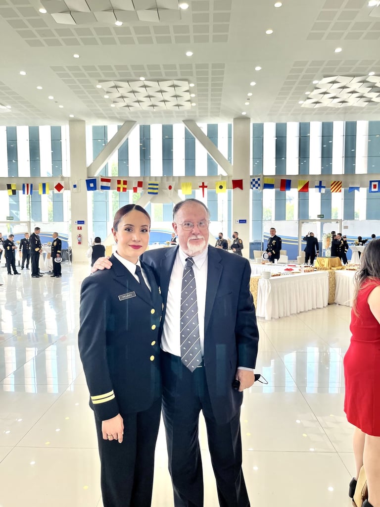 Médico Naval mujer con uniforme parada junto medico de traje en evento de gala