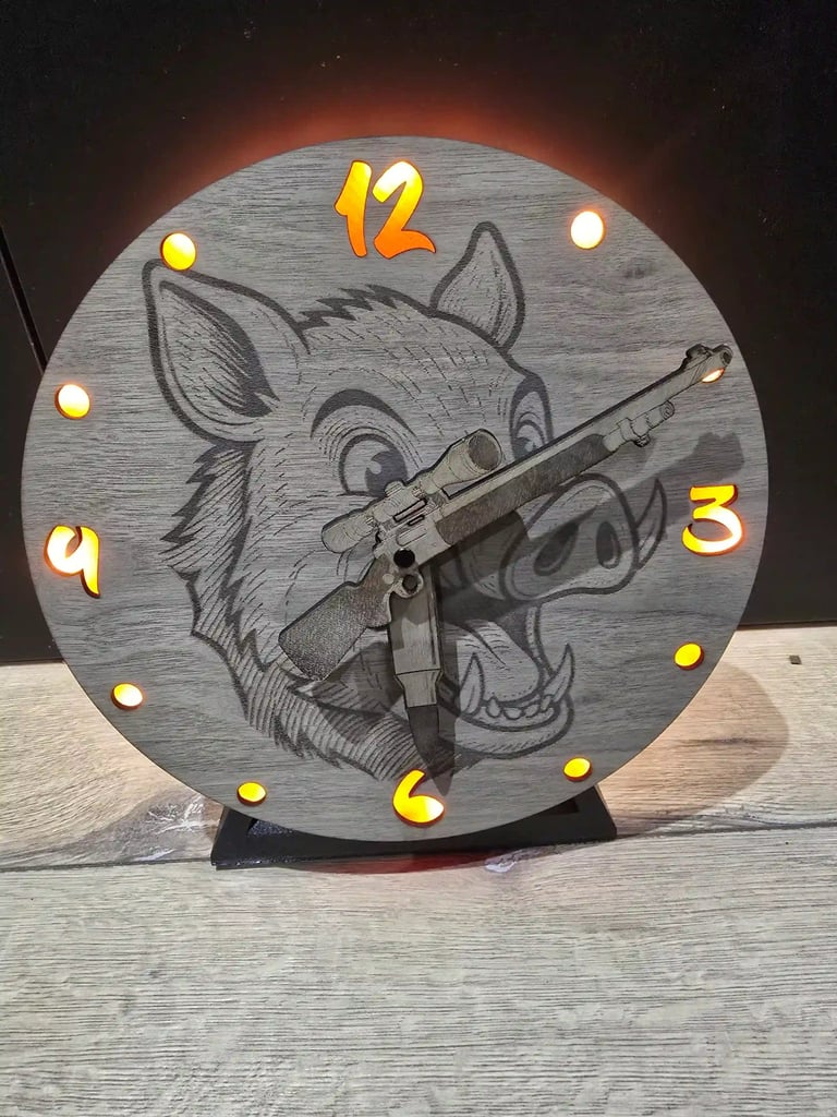 horloge lumineuse personnalisée en bois avec une gravure de chasse 