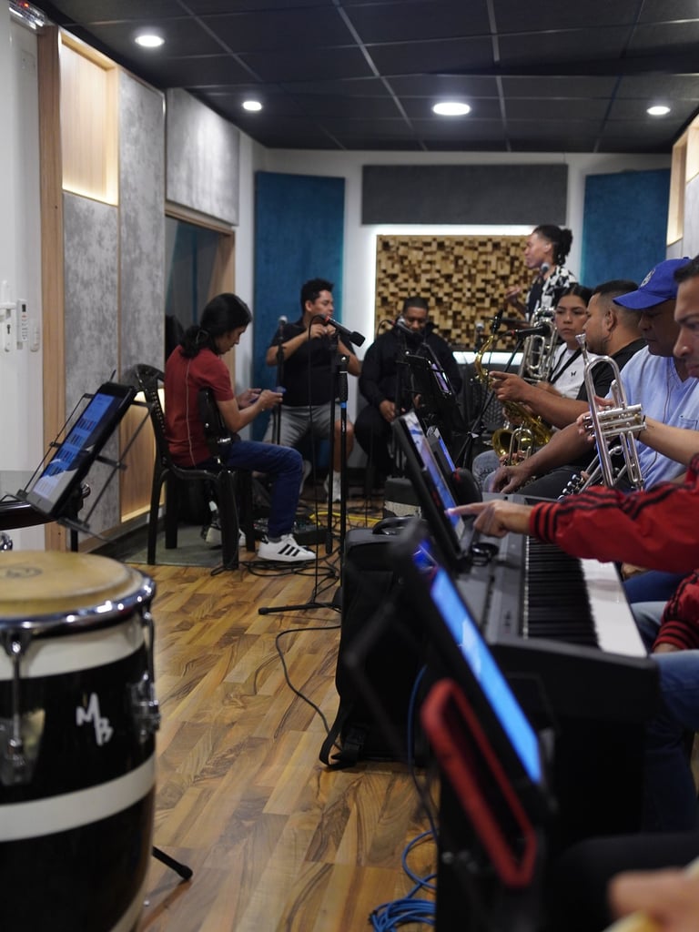 Músicos ensayando en estudio de grabación monochrome records