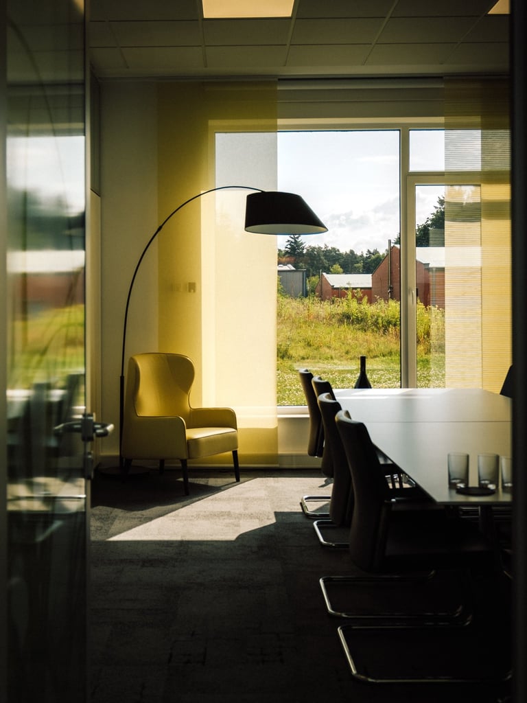 Hotel Innenraum mit Stuhl und Fensterlicht fotografiert für Business Fotografie in Münster