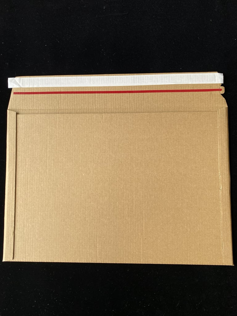 Cardboard shipping envelopes for flat goods