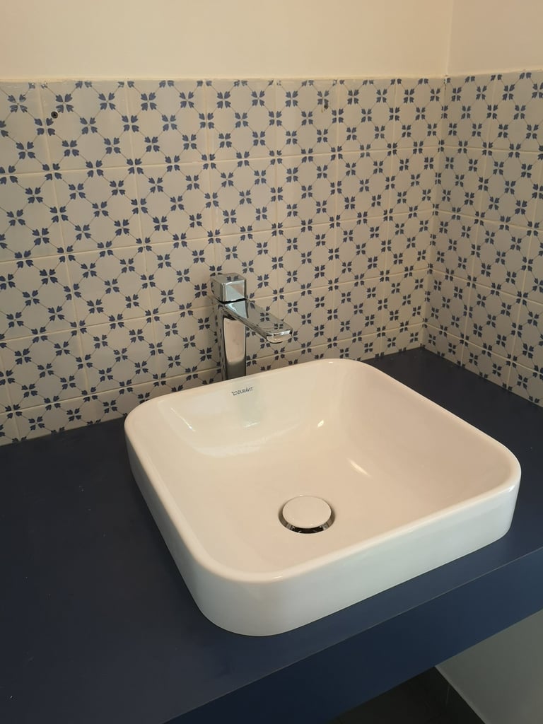 Meuble vasque bleu, vasque carrée aux bords arrondis, robinetterie chromé, faïence bleue