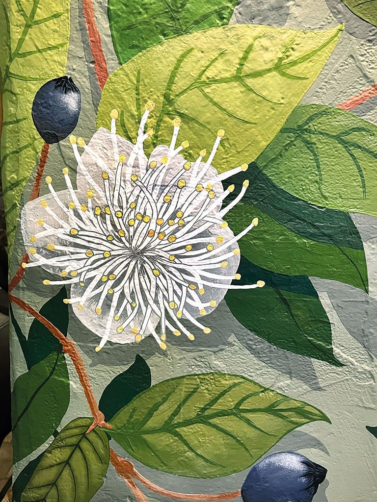 Gros plan sur une peinture murale acrylique lessivable représentant une fleur de myrte