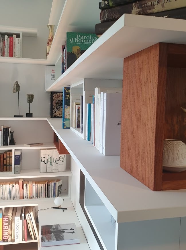 photo zoomée d'une bibliothèque