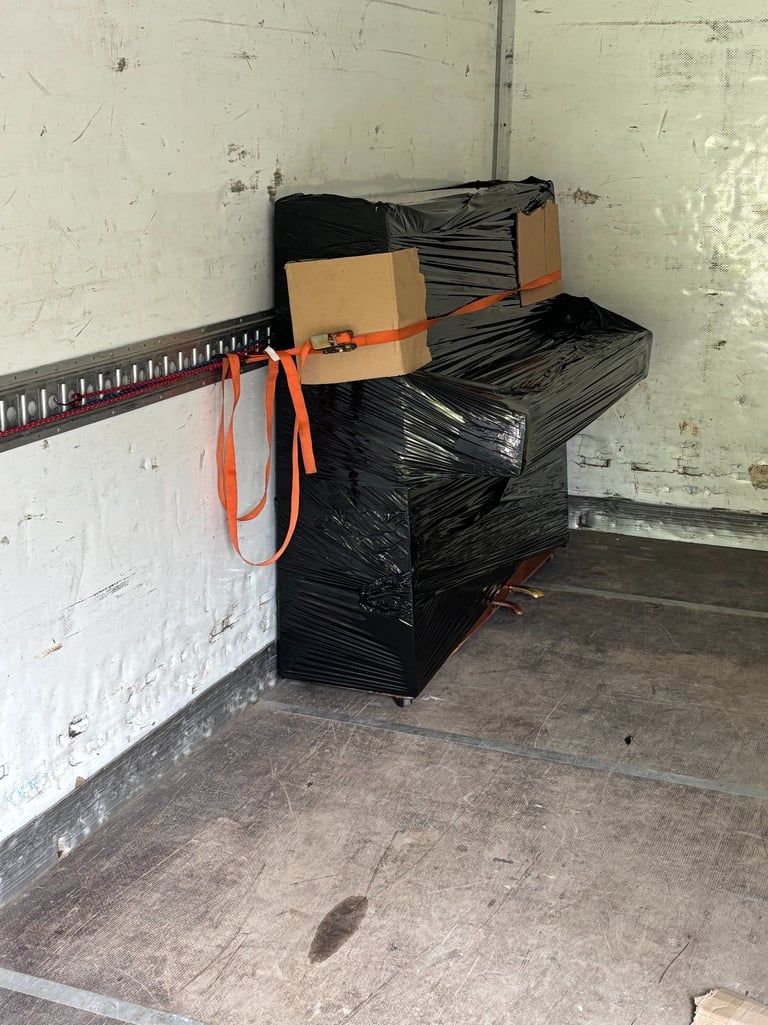 Saugiai supakuotas pianinas su tvirtinimo juosta