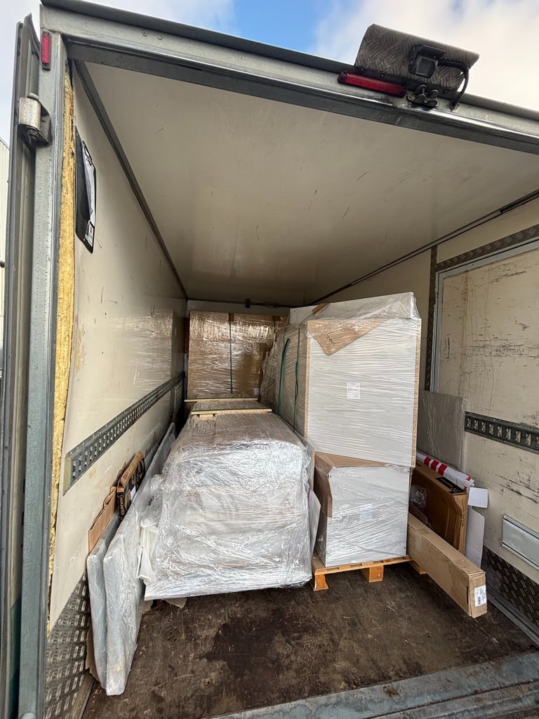 Saugiai supakuoti ir pakrauti baldai pervežimui