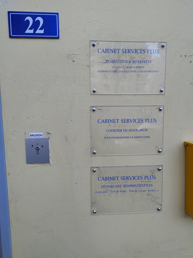 Plaques cabinet Services Plus 22 rue de Lorgues Toulon, démarches, assurances, traduction