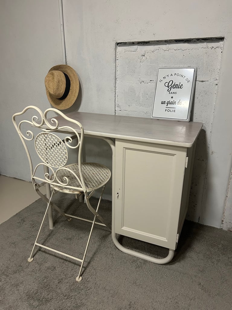Bureau entièrement poncé et repeint avec conservation des traces du temps sur le plateau.