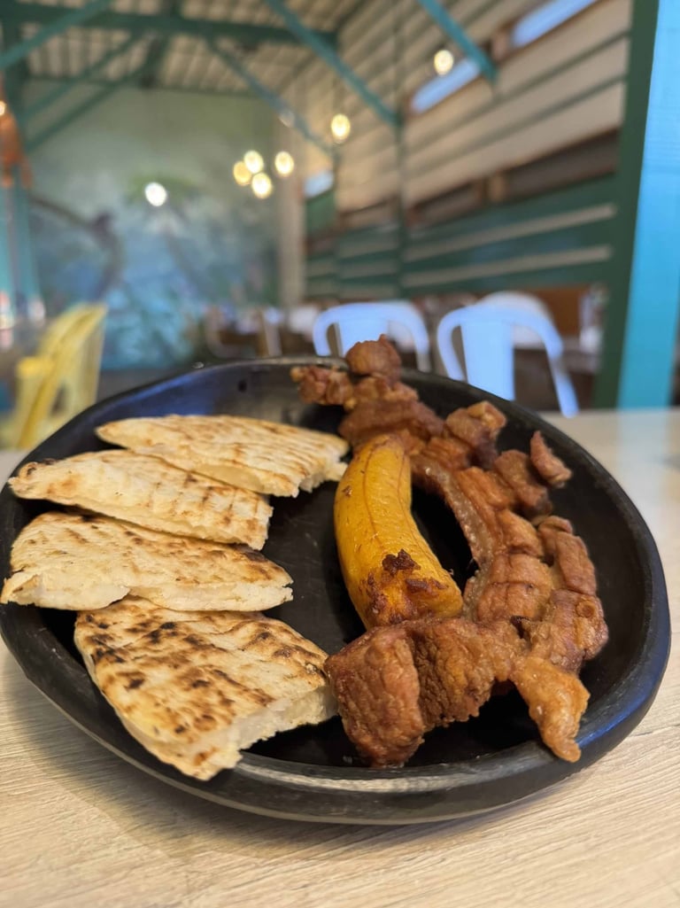 Chicharron con arepa en Kabú Café Restaurante Calarcá Quindío