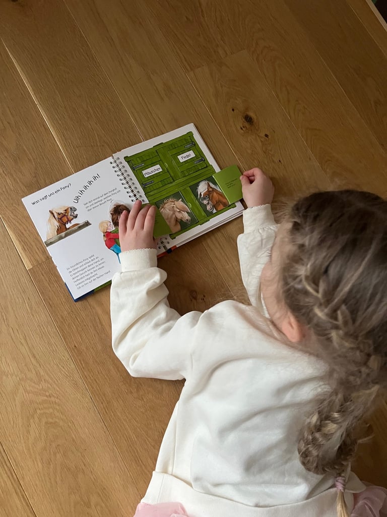 Ponytante - Kind schaut in das Buch Buch wieso, weshalb, warum junior - Das Pony