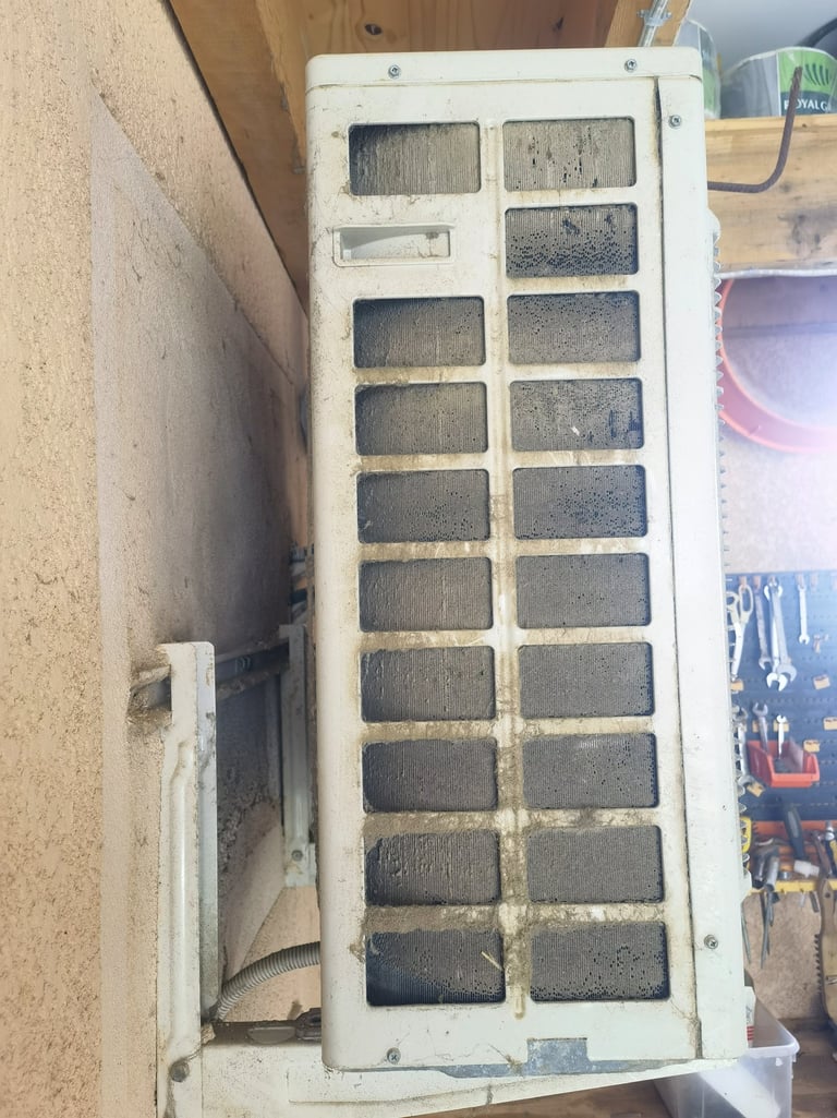 Climatisation sale incrusté de poussières