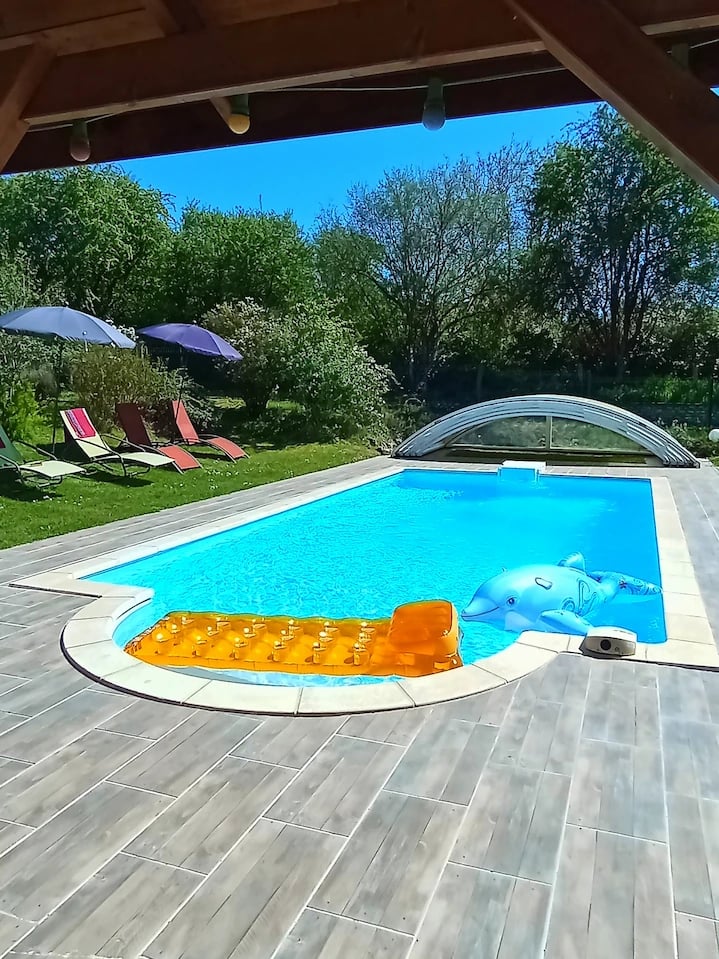 Espace baignade avec transats et bains de soleil au Gîte Bricabroc, piscine sécuriséeau Lude