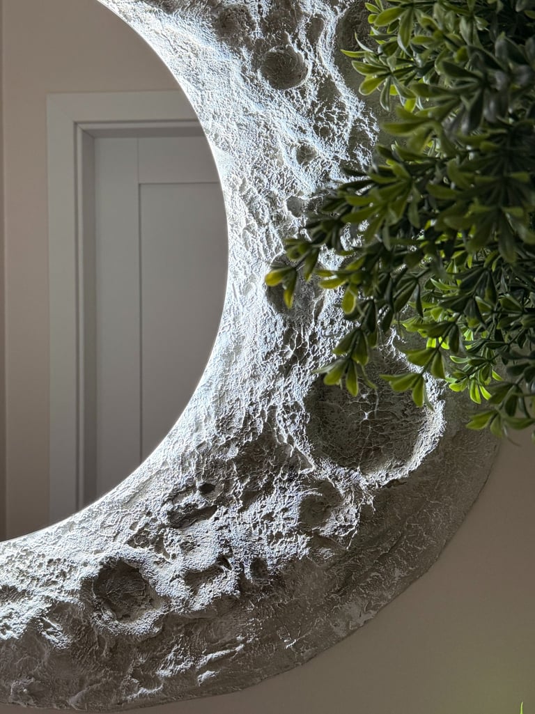 Tekstūrinis mėnulis ant sienos, dekoro detalė