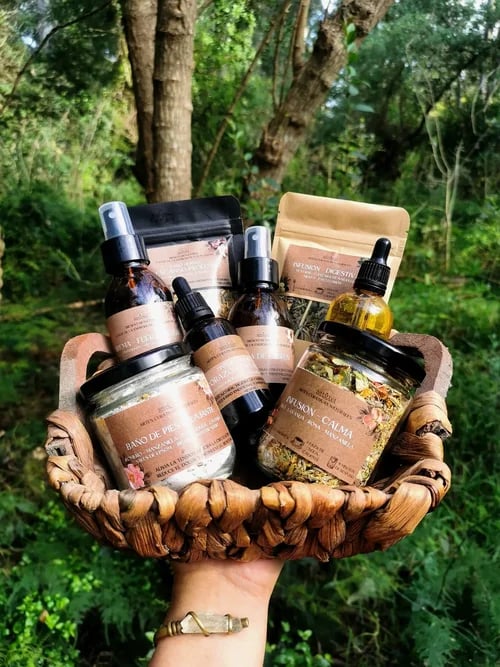 set de productos de shamana en un cesto de mimbre